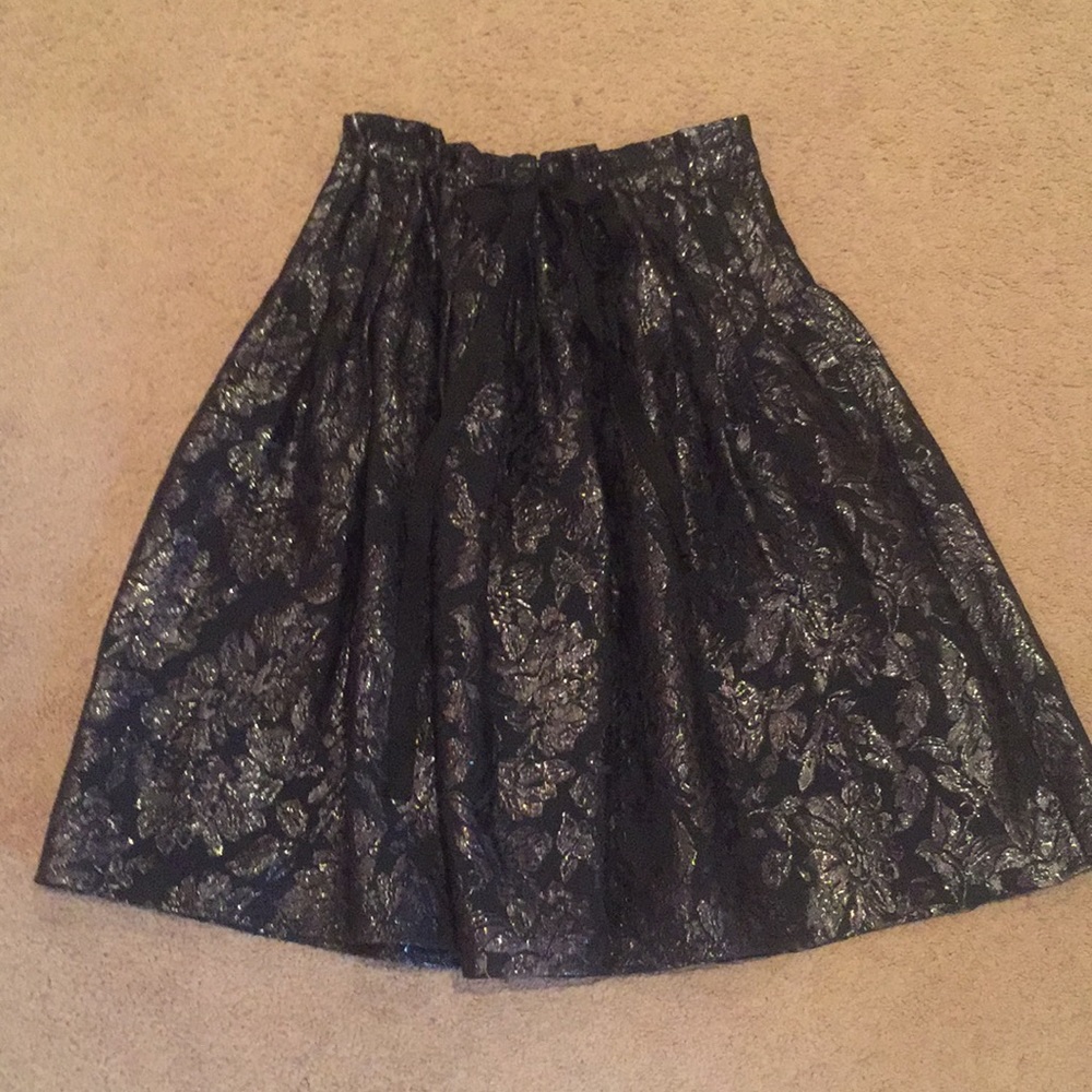 Drawstrin skirt. Black with pewter floral skirt.